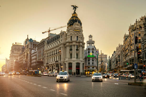 gran via a madrid al tramonto - gran vía foto e immagini stock