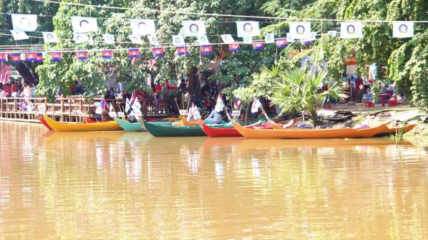 barche colorate ormeggiate alla riva del fiume - siem reap province foto e immagini stock