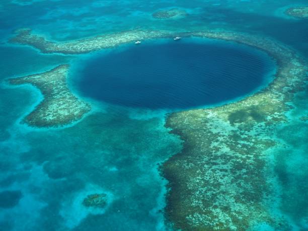 flight over the blue hole in belize. - lighthouse reef imagens e fotografias de stock