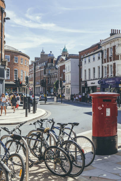 ロンドン・リッチモンドの丘とレッドライオンストリートとジョージストリートの交差点 - bicycle rack bicycle parking community ストックフォトと画像