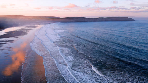 пляж вулакомб и бэгги пойнт на рассвете - tide aerial view wave uk стоковые фото и изображения