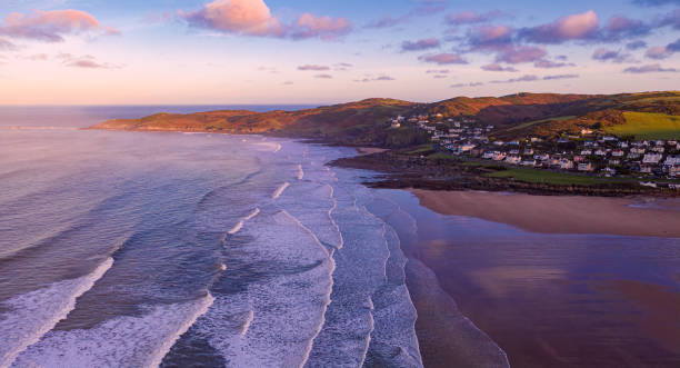 woolacombe и мор-пойнт на рассвете - tide aerial view wave uk стоковые фото и изображения