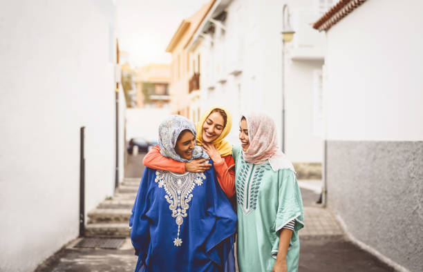 donne musulmane felici che camminano nel centro della città - ragazze pakistane che si divertono a passare del tempo e ridere insieme all'aperto - concetto di stile di vita delle persone cultura e religione - islam child indian culture ethnic foto e immagini stock