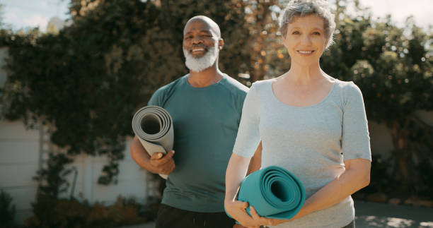 pareja yoga es el mejor yoga - couple healthy lifestyle real people characters fotografías e imágenes de stock