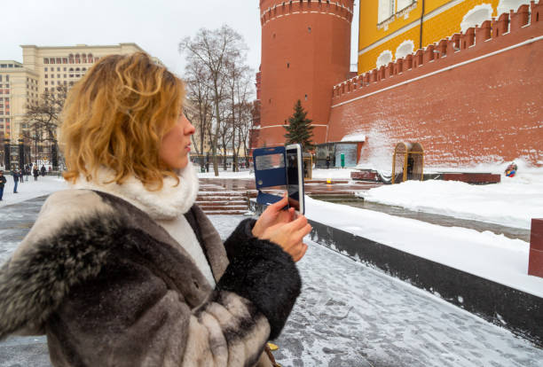 ロシア・モスクワで永遠の炎を撮影する若い女性 - tourist photographing armed forces military ストックフォトと画像