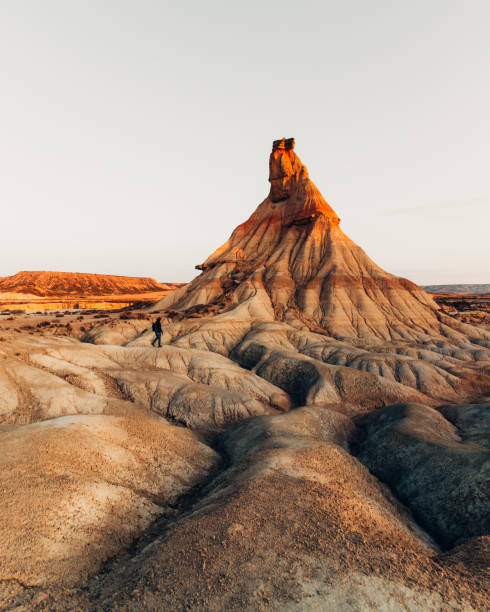 사람과의 사막의 느낌 - bardenas hill 뉴스 사진 이미지