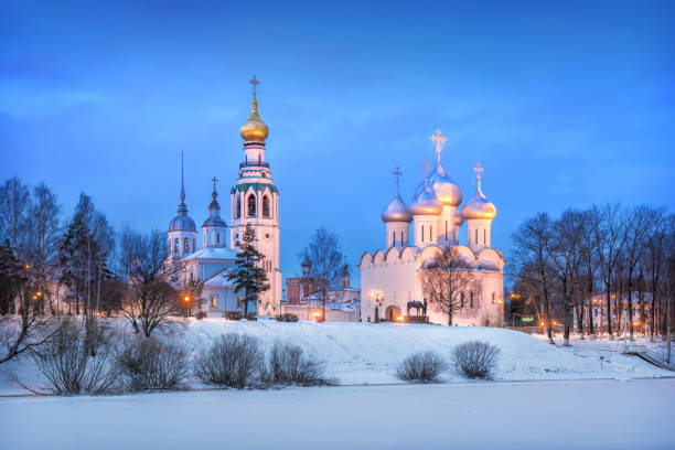 temples du kremlin vologda - front view photos photos et images de collection