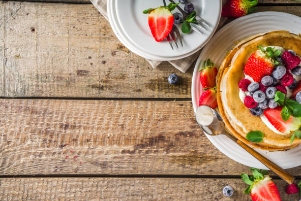 kuvapankkikuvat ja rojaltivapaat kuvat aiheesta makeat ohukaiset marjoilla - mousse dessert