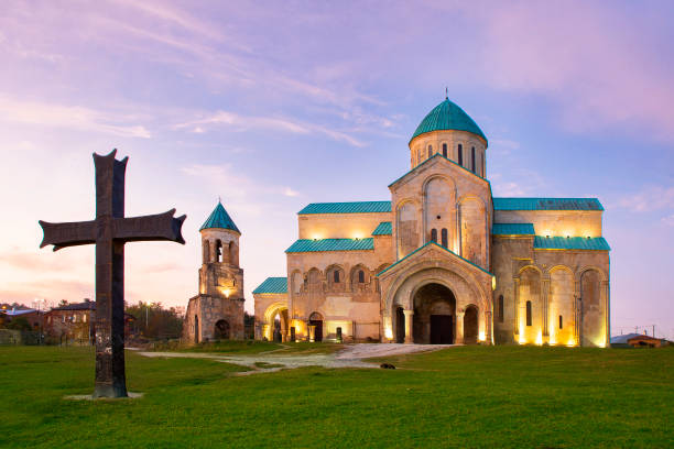 багратский собор в грузии, кавказ - kutaisi стоковые фото и изображения