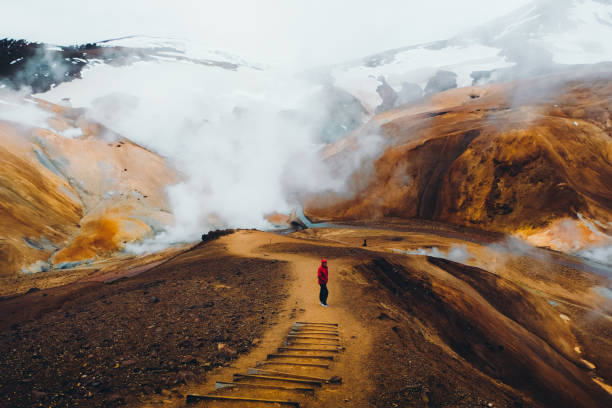 hombre haciendo senderismo en el pintoresco paisaje volcánico dramático en islandia - mountain mountain peak snow spring fotografías e imágenes de stock