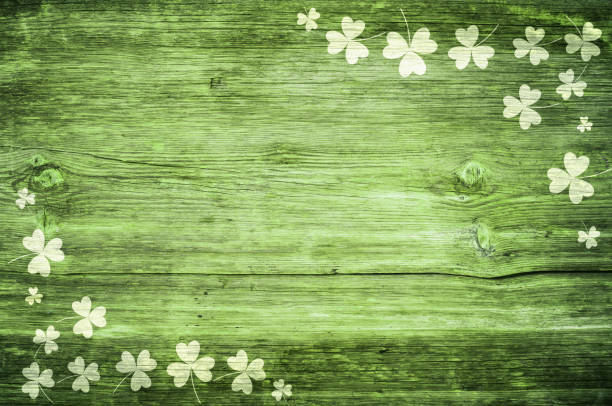 shamrocks sobre la mesa de madera verde un símbolo og st. patricks day. bbanner con borde de esquina de shamrocks. patrón texturizado. - day patricks st patricks day clover fotografías e imágenes de stock