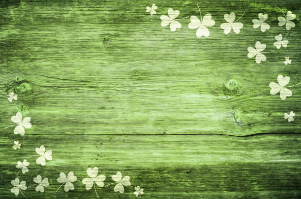 shamrocks na mesa de madeira verde um símbolo og st. patricks day. faixa com borda de canto de shamrocks. padrão texturizado. - março - fotografias e filmes do acervo