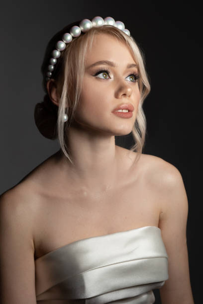 hermosa novia usando diadema de perlas y pendiente - cool luxury pearl fashion model fotografías e imágenes de stock