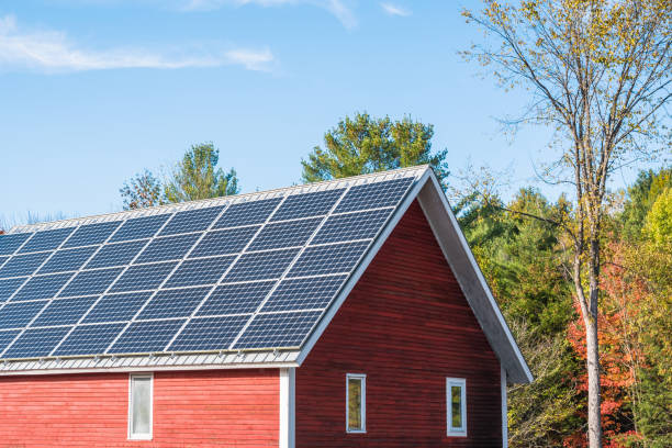 solar panels on the roof of a farm building on a clear autumn day - barn wood window farm imagens e fotografias de stock