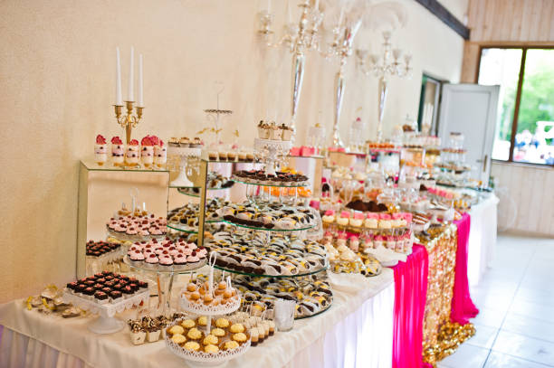 tavolo da dessert di deliziosi dolci al ricevimento di nozze. - wedding reception wedding cake wedding cake foto e immagini stock