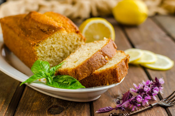 레몬과 소박한 나무 배경에 레몬 파운드 케이크. - bread loaf of bread wood portion 뉴스 사진 이미지