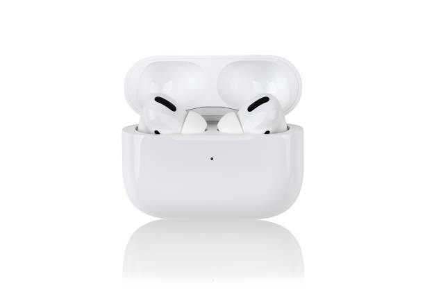 apple airpods pro sobre fondo blanco. - editorial use audio fotografías e imágenes de stock