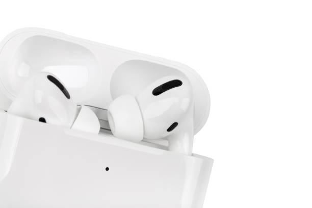 apple airpods pro em um fundo branco. - apple computers audio - fotografias e filmes do acervo