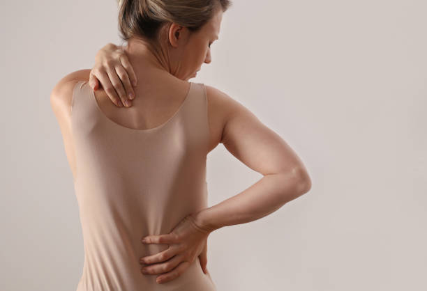 donna con dolore alla schiena e al collo. concetto di postura pura - scoliosis foto e immagini stock