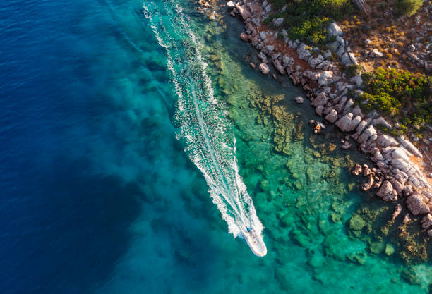 direttamente sopra la vista del mare vibrante e della costa mediterranea, turchia - recreational boat motorboat speedboat aerial view foto e immagini stock