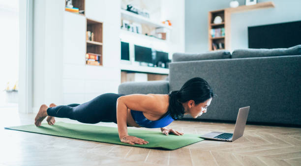 sporty woman doing plank - concentration flexibility full length healthy lifestyle imagens e fotografias de stock