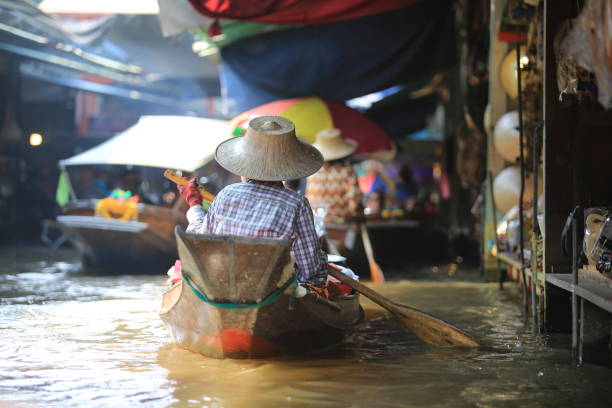 плавучий рынок damnoen saduak. - damnoen saduak floating market asia asian ethnicity asian culture стоковые фото и изображения