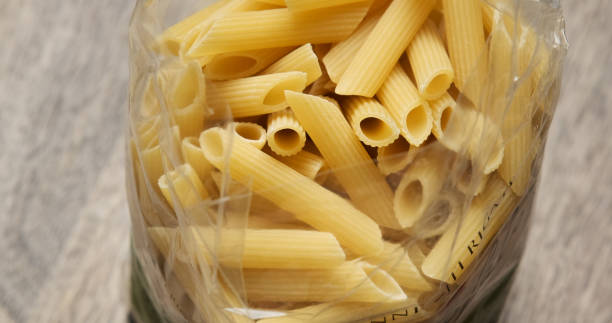 penne italiane biologiche non cotte - pasta whole wheat spaghetti raw foto e immagini stock