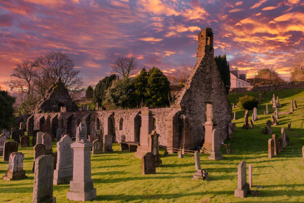 die ruinen der kirkoswald church & graveyard ayrshire mit einem leuchtend roten sonnenuntergang berühmt durch robert burns. - birthplace stock-fotos und bilder