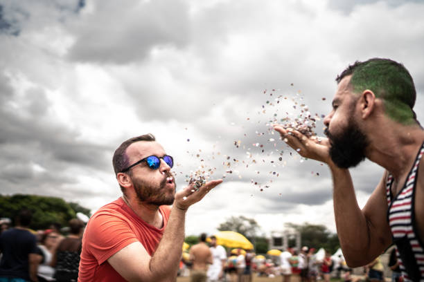 amigos se divertindo soprando confete em festa de carnaval - carnaval sao paulo - fotografias e filmes do acervo