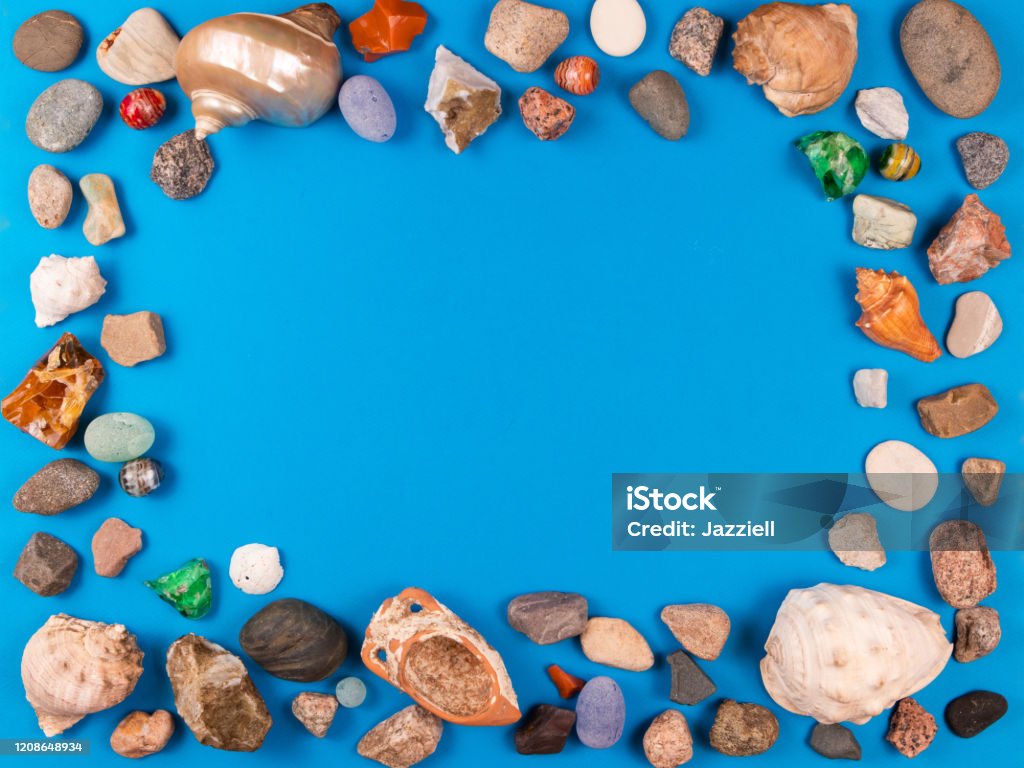 Фоторамка морских раковин и галька на ярко-голубом фоне - Стоковые фото Без людей роялти-фри