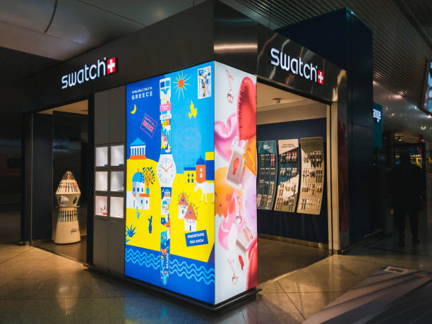 アテネ国際空港エレフテリオス・ヴェニゼロス、ギリシャのメインターミナルにあるスウォッチ店。1983年に設立されたsaは、時計製造に特化し、世界最大のブランド名の一つです - swatch ストックフォトと画像