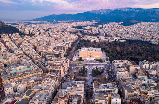 place syntagma du centre-ville d’athènes au crépuscule - syntagma square photos et images de collection