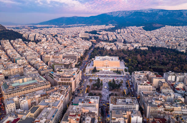 atenas centro da praça syntagma ao anoitecer - syntagma square - fotografias e filmes do acervo