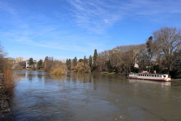 ブザンソン市のドゥーブ川 - doubs river ストックフォトと画像