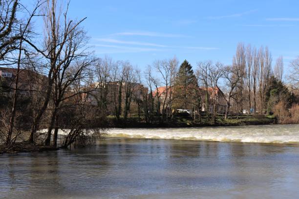 der fluss doubs in der stadt besanon - doubs river stock-fotos und bilder