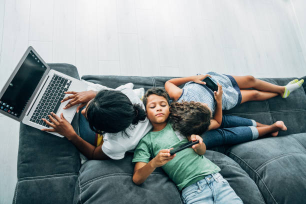 cyfrowa rodzina - sofa indoors childhood technology zdjęcia i obrazy z banku zdjęć