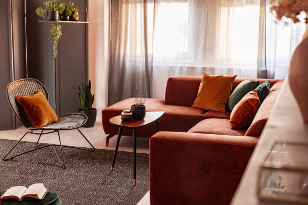 bàn cà phê nhỏ trước ghế sofa góc thoải mái trong nội thất phòng khách màu mùa thu - autumn living room decor hình ảnh sẵn có, bức ảnh & hình ảnh trả phí bản quyền một lần