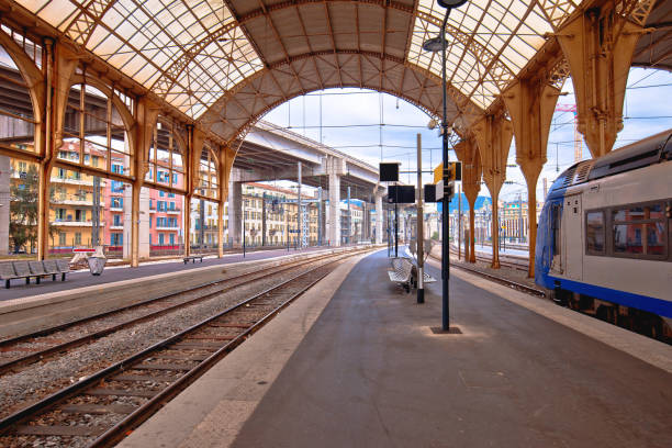 vista de la ciudad de niza con la estación central de tren - city of nice france beach promenade des anglais fotografías e imágenes de stock