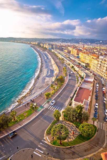 stadt nizza promenade des anglais am wasser und blick auf den strand, französische riviera - city of nice france french riviera promenade des anglais stock-fotos und bilder