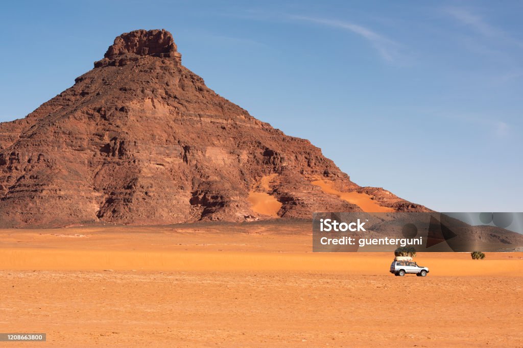 Sahara desert in the Ennedi massif of Chad A 4x4 car in the typical landscape of the remote Ennedi Mountains (massif) in the Sahara desert, North-East Chad. The Ennedi massif was declared as an UNESCO World Heritage site in 2016. Chad - Central Africa Stock Photo