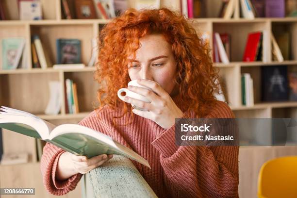 坐在一張咖啡的茶上在書店看書 照片檔及更多 讀 照片 - 讀, 書, 女人