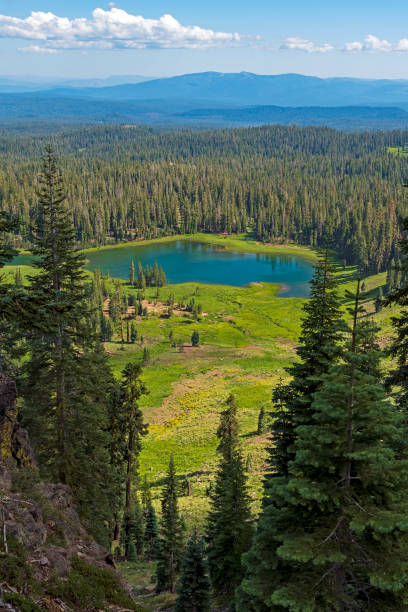 serene lake in a mountain valley - mt lassen imagens e fotografias de stock