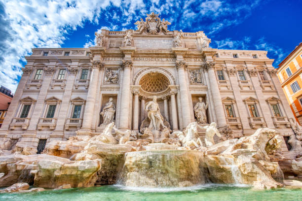 晴れた日の間に照らされたフォンタナ・ディ・トレビ、トレビの泉、ローマ、イタリア - trevi fountain rome fountain panoramic ストックフォトと画像