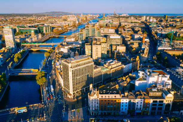 vista aérea de dublín con el río liffey - dublín fotografías e imágenes de stock