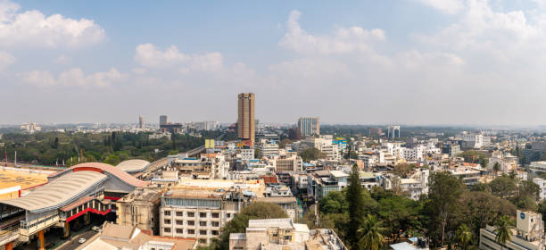 vista aérea de los rascacielos en el centro de bangalore con la estración del tren en primer plano - india bangalore contemporary skyline fotografías e imágenes de stock