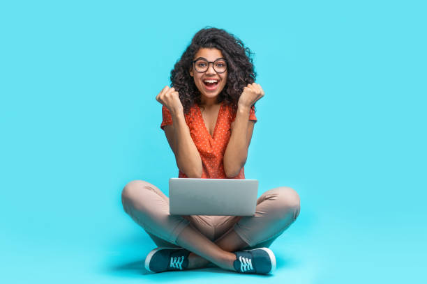 매력적인 젊은 아프리카 계 미국인 소녀의 초상화 - child computer internet laptop 뉴스 사진 이미지