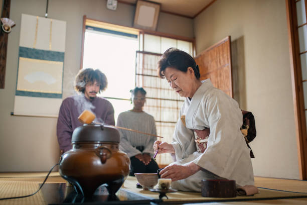 japanischer teemeister bei einer traditionellen japanischen teezeremonie - tatami matte stock-fotos und bilder