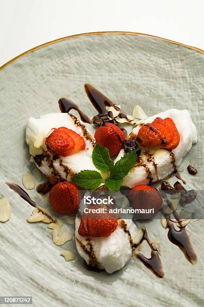 Erdbeeren Und Eiscreme Stockfoto und mehr Bilder von Balsamico - Balsamico, Speiseeis, Erdbeere