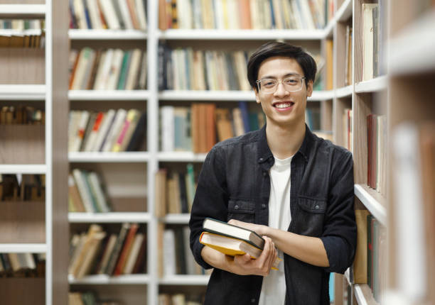 도서관에서 교과서를 들고 웃는 한국 사람 - bookstore student chinese ethnicity book 뉴스 사진 이미지