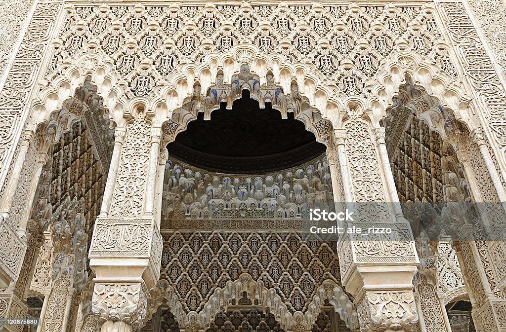 装飾を施したアーチと柱のグラナダでは、アルハンブラ - アラビア風のロイヤリティフリーストックフォト